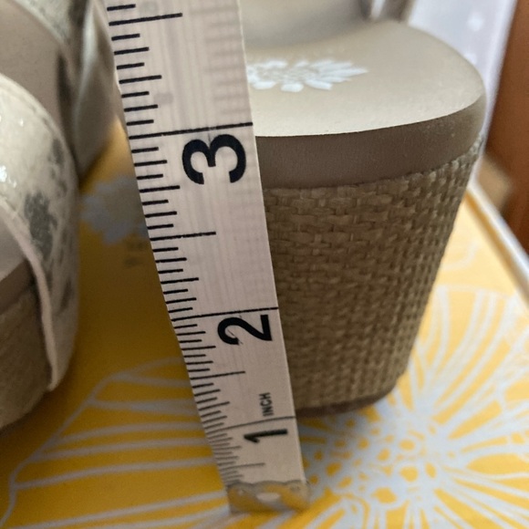 Yellow Box Women's White/Silver Cow Fur Wedge Sandals. NWT - Picture 4 of 4